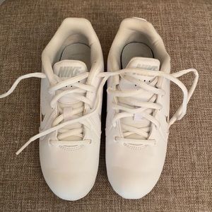 Nike youth cheer shoes 2Y